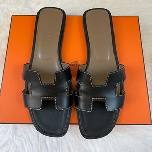 Hermès Oran Sandal in Noir. Size 39.5 / 9.5 US.